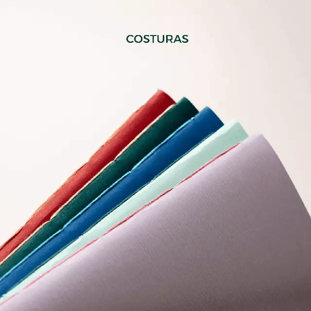 Dos tipos de costura artesanal vista desde el lomo exterior de las libretas Nómade Editorial