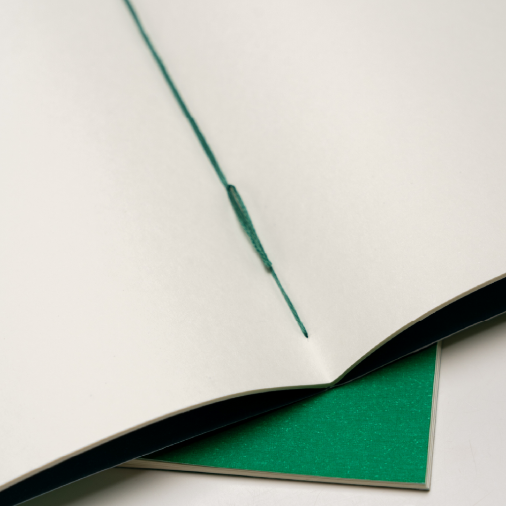 Detalle de hojas lisas de papel obra 80gr de la Libreta Trazos, Nómade Editorial