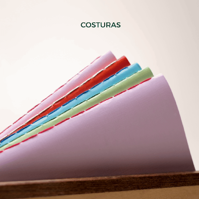 Tres tipos de costura artesanal vista desde el lomo exterior de las libretas Nómade Editorial