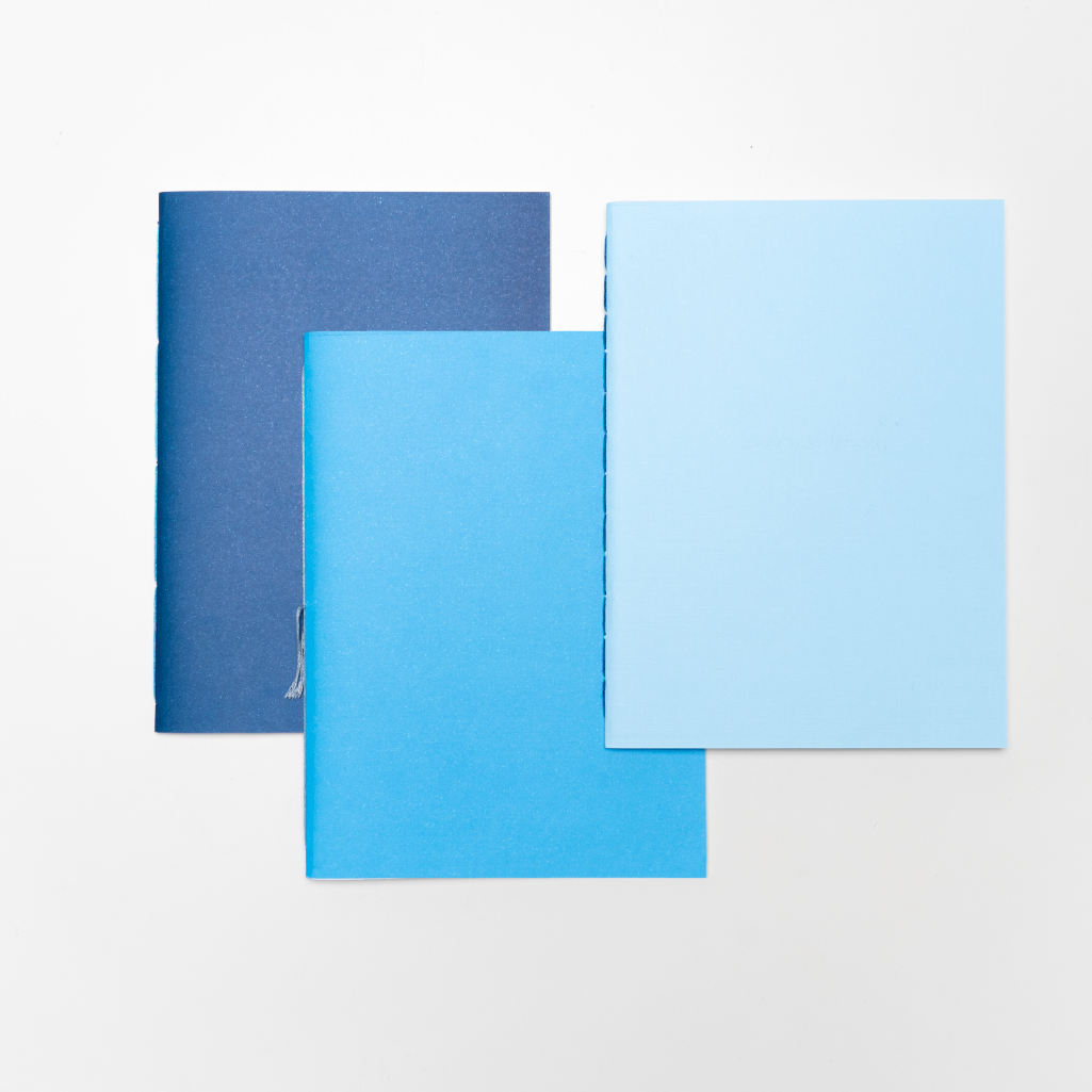 Pack de 3 libretas A5 Noche en tonos azules apiladas, Nómade Editorial