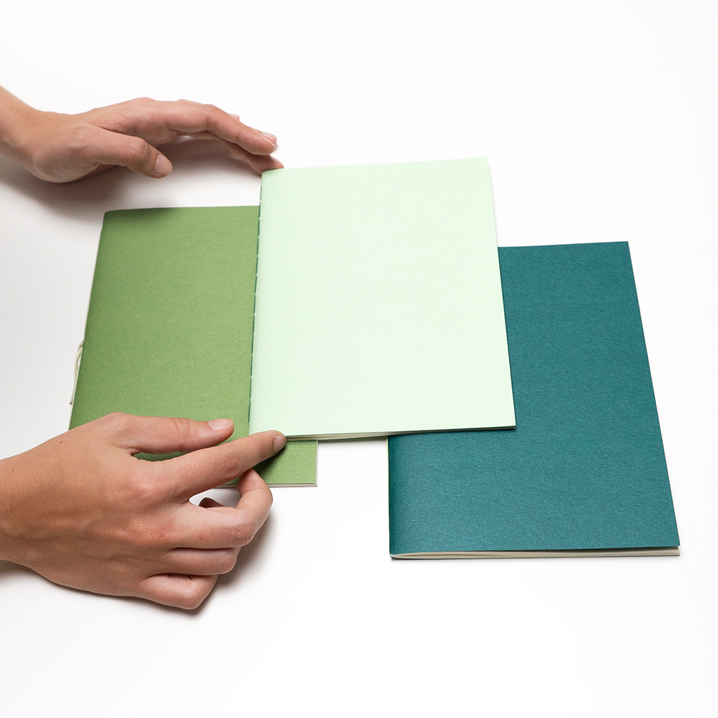 Pack de 3 libretas A5 Raíz apiladas, interiores rayado punteado y liso, Nómade Editorial