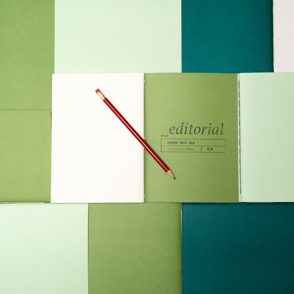 Libreta Trazos abierta con dibujos y bocetos, ideal para ilustradores y escritores